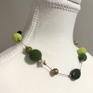 Gold Tone Chain Floating Green Stone Ball Beads Magnetic Clasp Necklace 17"